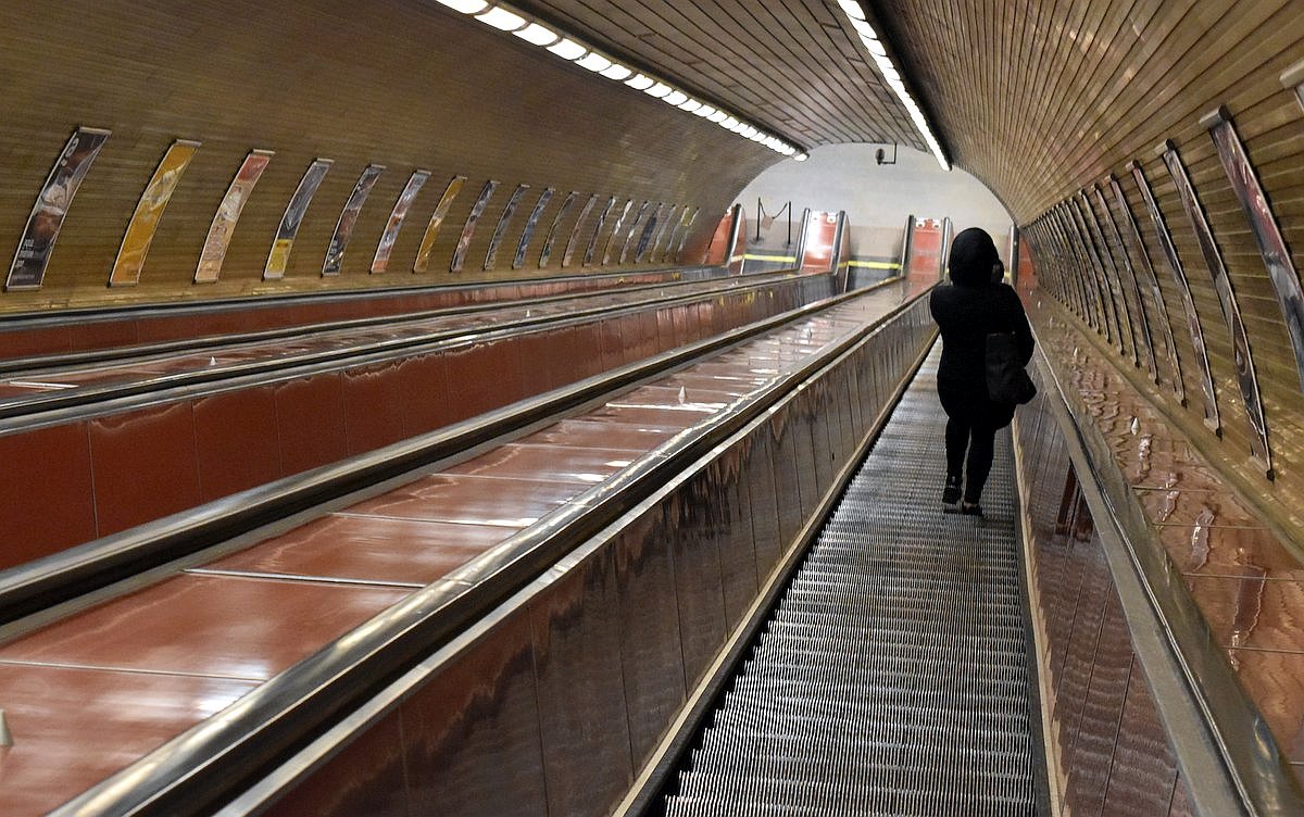 žena, samota, eskalátor, tunel, metro / -ima-