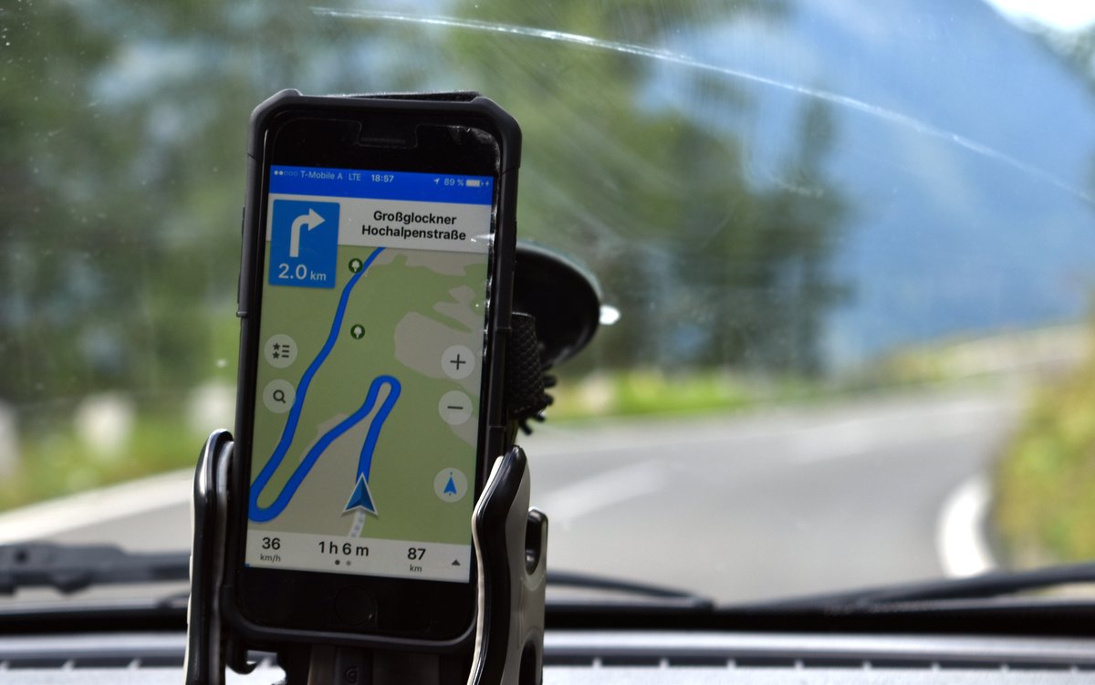 auto navigace, silnice, bvýhled z auta / -ima-