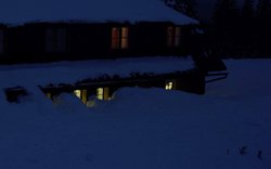 dům, tma, noc, sníh, závěj, mráz, svítící okna