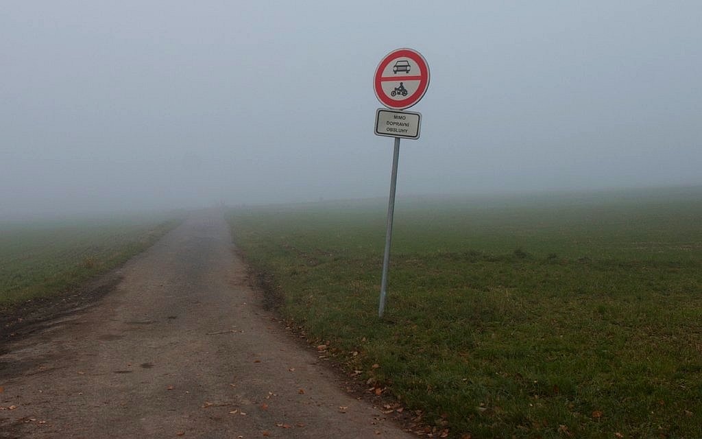 polní cesta, mlha, značka / foto Michal Němeček